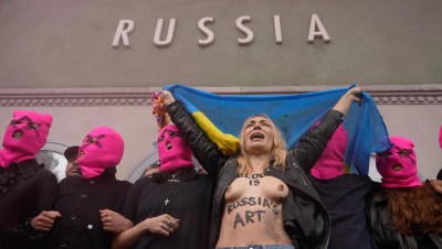 Pussy Riot and FEMEN Join Forces in Punk Protest in Venice: ‘Russia Kills! Biennale Exhibits!’